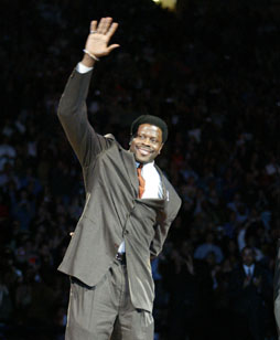 Ewing Waves To The Knick Fans
